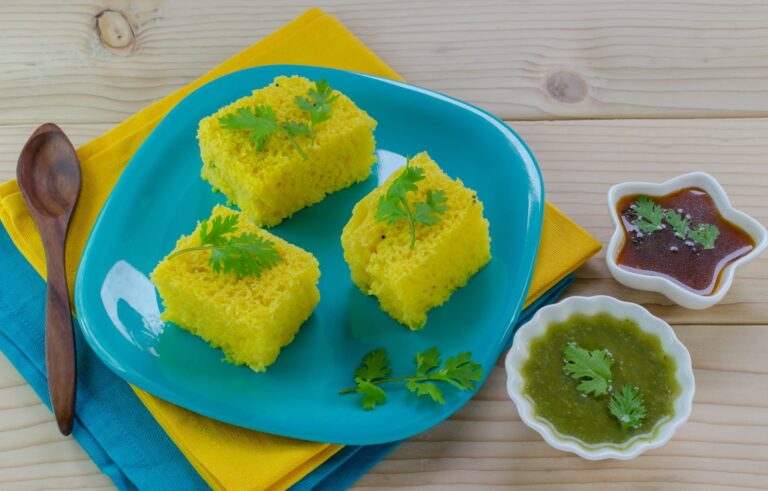 मिनटों में बनाएं सॉफ्ट और जालीदार खमण ढोकला, इतना स्पॉन्जी कि मुंह में घुल जाएगा